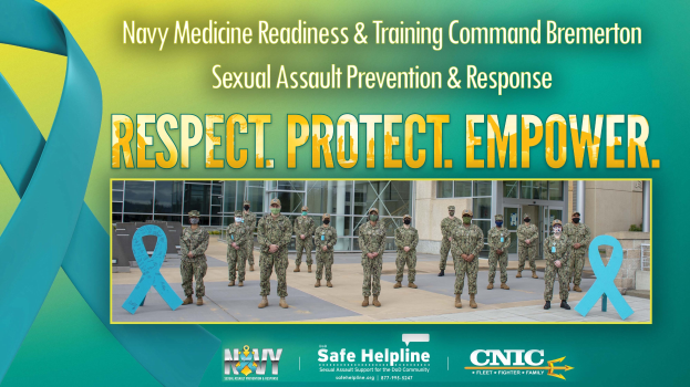 Ein Plakat mit einer Gruppe uniformierter Personen vor einem Gebäude, auf dem die sexuellen Übergriffe und die Präventions- und Interventionsdienste der Navy Medicine Readiness & Training Command Bremerton angekündigt werden.