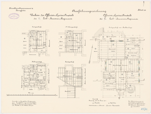 Schwarzes und weißes architektonisches Grundrissbild des ehemaligen Bundeskanzleramts, das detaillierte Layout und Textanmerkungen zeigt.