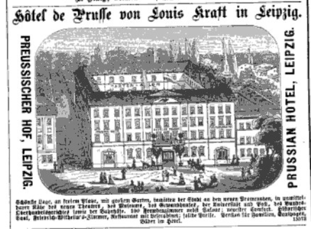 Schwarze und weiße Anzeige für ein Hotel in Leipzig, Deutschland mit einer Illustration des Gebäudes, umgeben von Bäumen und Menschen, sowie beschreibendem Text.