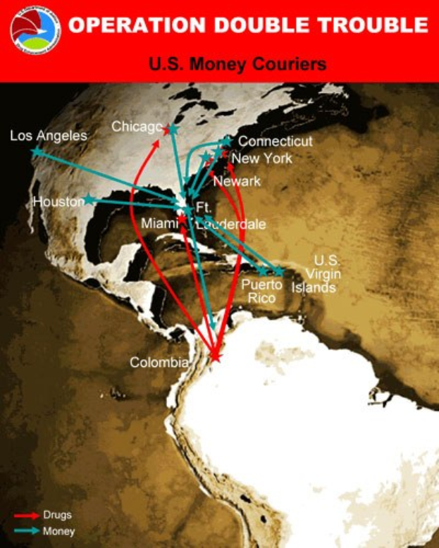 Plakat mit der Aufschrift "Operation Double Trouble: US-Geldkurier" mit einer Karte der USA, die in zwei Abschnitte unterteilt ist, einer für die Kurierrouten und einer für die Carrier-Standorte, mit fetter schwarzer Schrift in einem weißen Rand.