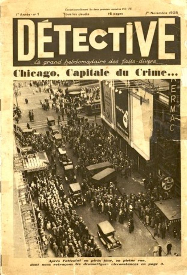 Schwarz-weiß-Fotografie einer alten Zeitung mit der Schlagzeile "Detective, Chicago, Capital du Crime", die ein Bild einer Menge, Fahrzeuge und Gebäude zeigt.