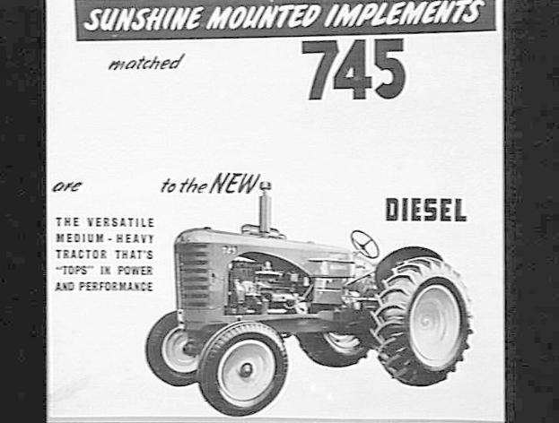 Schwarz-weiß-Anzeige für einen 745 Traktor mit angebauten Geräten, mit einem Bild des Traktors und beschreibendem Text.