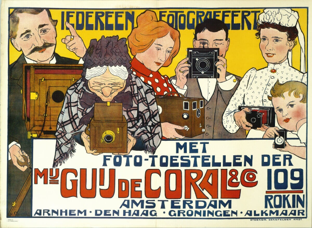 Eine Gruppe strahlender Menschen mit Kameras, die eine Kamerashow in Amsterdam, Niederlande, ankündigen, mit Text auf dem Plakat.