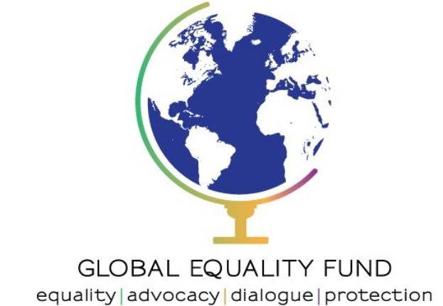 Logo des Global Equality Fund mit einem blauen Globus mit weißer Schrift auf blauem Hintergrund, umrandet von einem weißen Kreis mit einem hellblauen Rand, in einer modernen Sans-Serif-Schriftart.