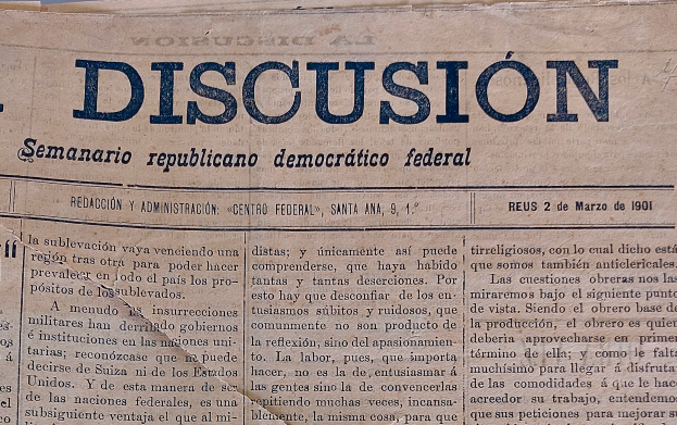 Eine gelbliche, leicht zerknitterte Zeitung mit der schwarzen Aufschrift "Diskussion", auf der die Schlagzeile "Semanario Repúblicano Democrático Federal" steht.